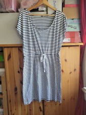 Schwarz weiß gestreiftes Sommerkleid mit wei...