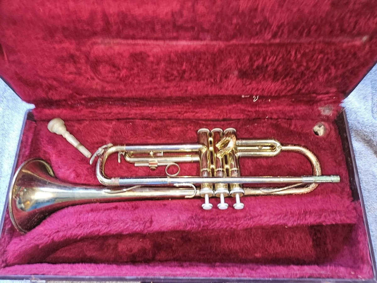 Yamaha YTR-2320 Trumpet. Japan. Fair/Good condition. With case