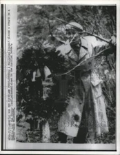 1956 Press Photo Hungarian Peasant Places Wreath Einser Canal