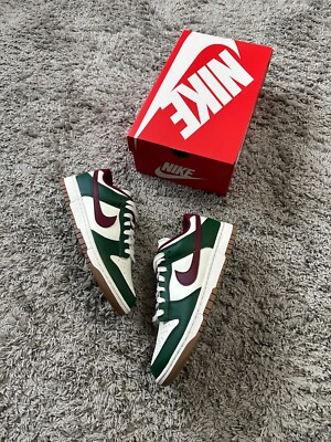 EU Größe 42,5 - Nike Dunk Low Gorge Green/Gum Medium Brown/Team Red/White 2022