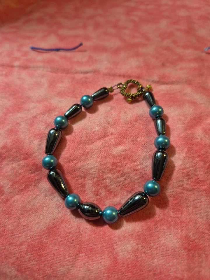 Pulsera de perlas de cristal verde con hematita negra de 7,5" Foto 4 de 4