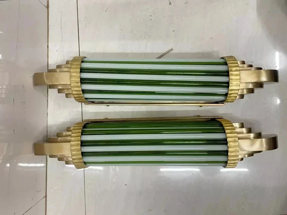 艺术装饰摩天大楼壁灯古董黄铜和绿色牛奶玻璃灯 1 件 — 第 3/4 张图片