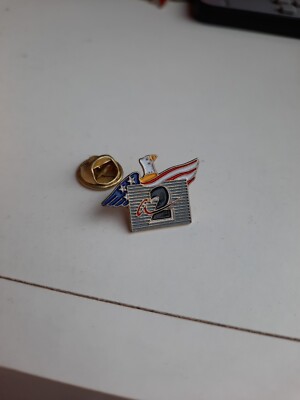 Pin's Antenne 2 Adler Eagle USA Vintage Fernsehen Frankreich Pin Mr24