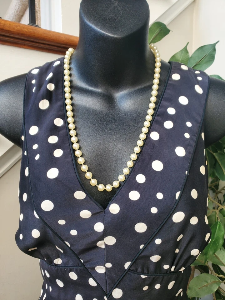 Vestido feminino INC preto e branco 100% seda gola V sem mangas comprimento do joelho tamanho 8 - Imagem 2 de 4