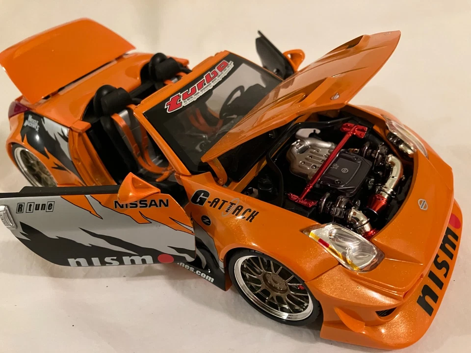 Nissan 350Z 2004 conv 1/18 Muscle Machines naranja, negro, plateado Foto 3 de 3