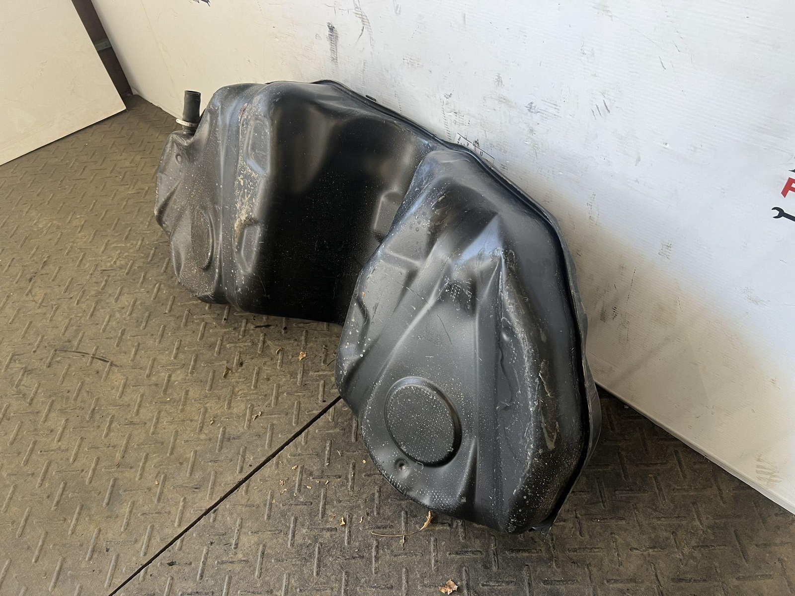 14-22 MASERATI QUATTROPORT FUEL GAS TANK 21.1 GALLON