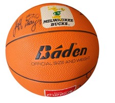 NICE 1988-89 Milwaukee Bucks NBA Team Signed Basketball Baden Moncrief, Cummings