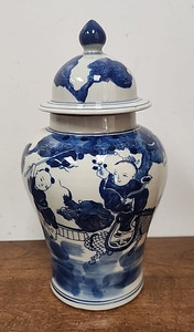 ANTIQUE QING DYNASTYKANGXI LIDDED TEMPLE JAR - BLUE & WHITE - CHILDREN