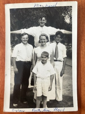 Giant Man w/ family Vtg Found Photo ID'd Names 1934 6 x 4