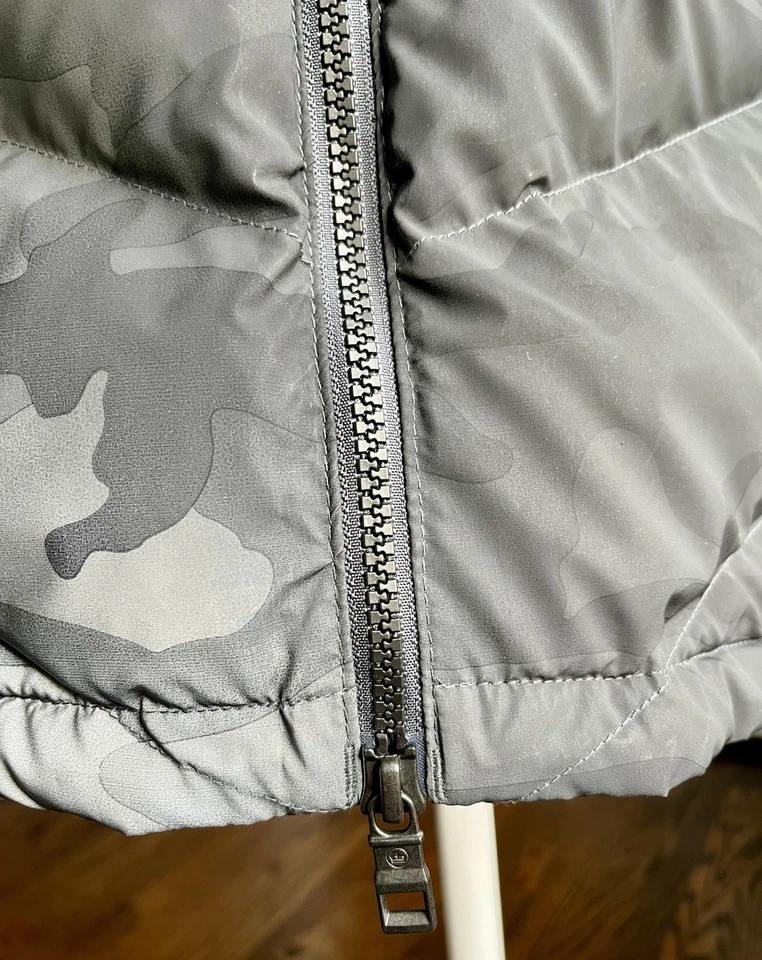 Chaqueta acolchada reflectante grande Peter Millar Crown Camo Apres Ski para hombre NUEVA Foto 4 de 4