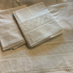 Antique Ivory Cotton Muslin Full Filet Crochet Sheet & Pillowcases Set