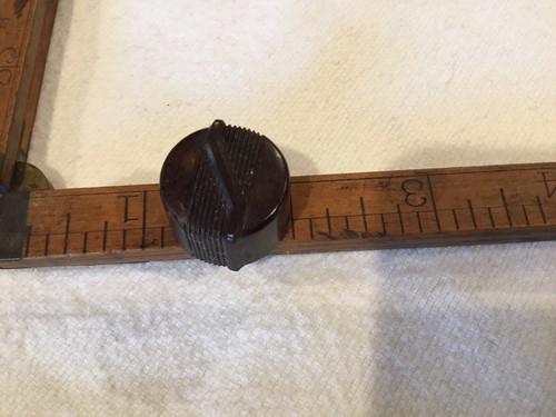 One Vintage AM Radio Knob 1930-40s 1/4” Shaft, 7/8” Dia. Brown With Lines/wave - Picture 2 of 5