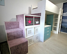 Kinder-Hochbett (IKEA) mit Schreibtisch, Stauraumtreppe, Schrank u. Beleuchtung