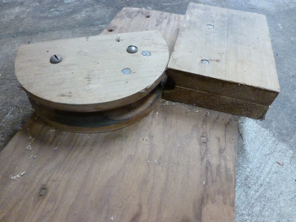 Enorme baúl de almacenamiento de madera primitiva para carpintero antiguo 37"x23,5"x16,5" Foto 4 de 4