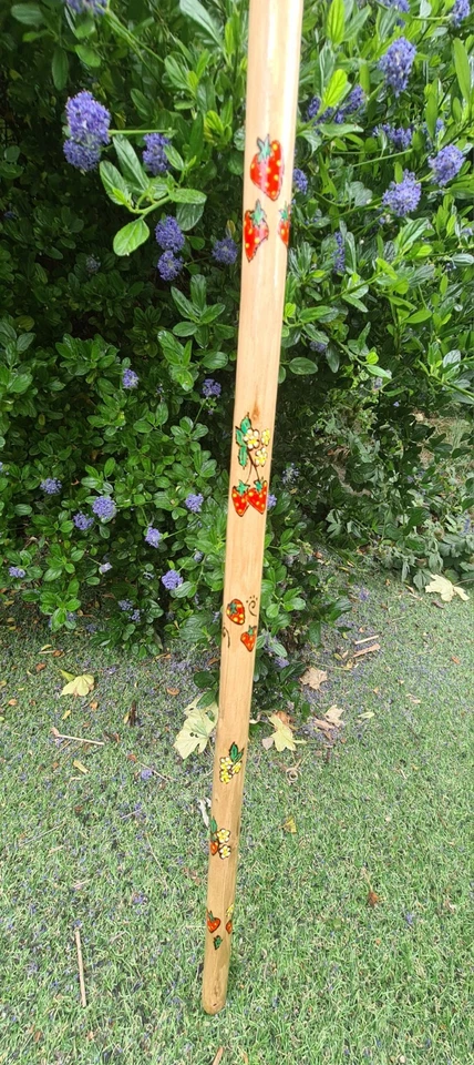 Bastón de madera hecho a mano fresas pintadas florales 45 pulgadas Foto 2 de 4