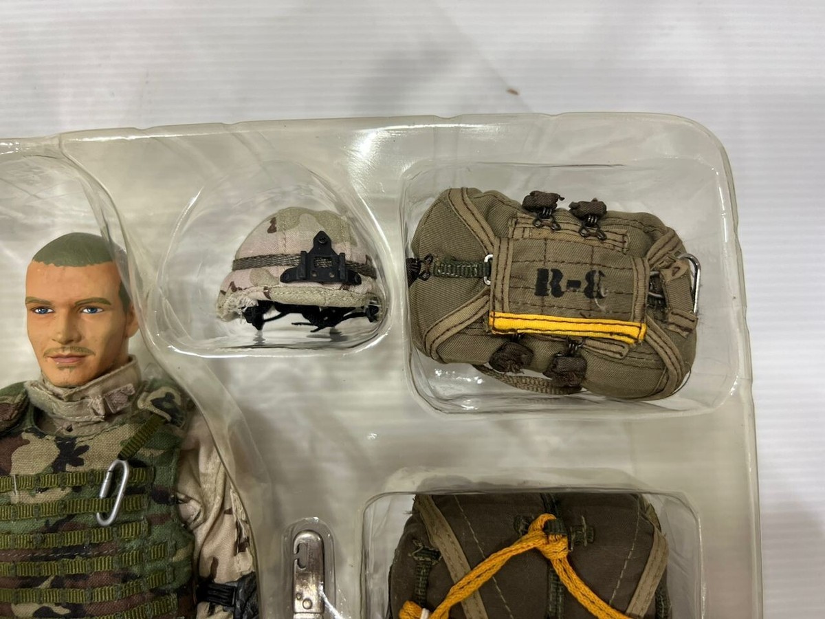 HOT TOYS U.S. ARMY AIRBORNE RANGERS SECOND BATTALION 75TH