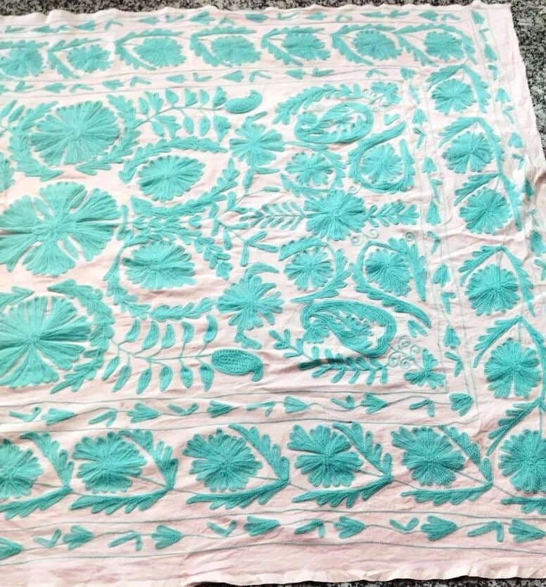 Colchas colchas colgantes de pared bordadas de lana suzani de algodón Foto 3 de 4