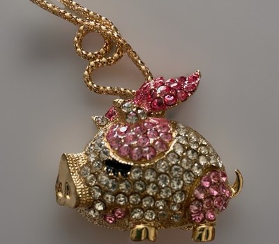 Betsey JOHNSON Crystal 3D Large SASSY Girl PIG NECKLACE Articulated W/PINK Bow