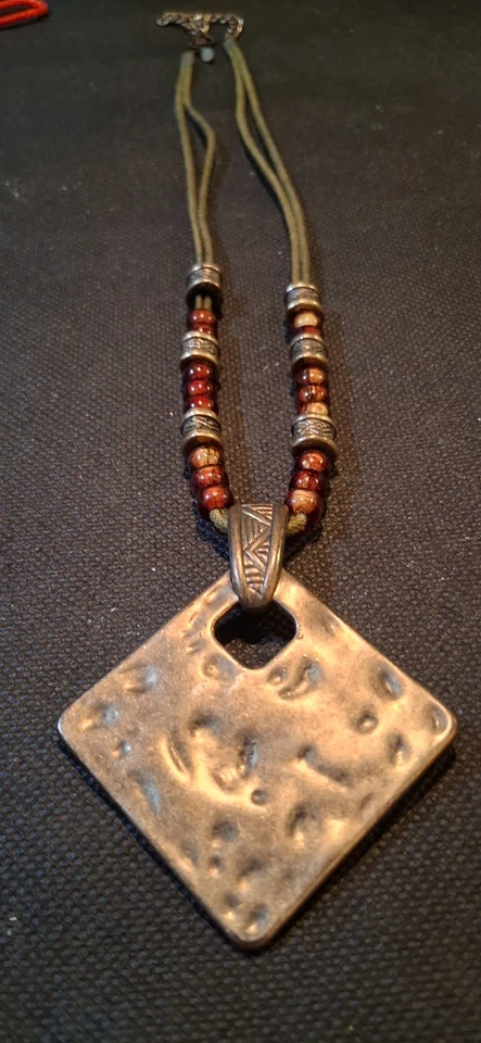 Collar con cordón colgante martillado tono latón Premier Designs verde ámbar 18" Foto 2 de 2