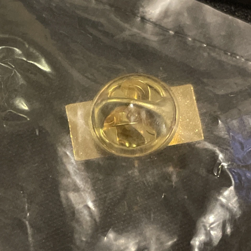 Vintage Colecionável Apple: Pin de Lapela Claris Software Ouro Azul - Imagem 3 de 3