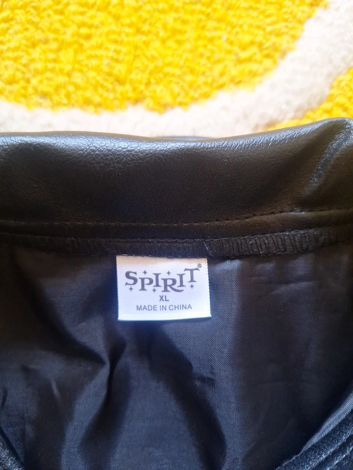 Spirit Halloween XL Niña Rebelde Esqueleto Imitación Cuero Chaqueta Y Bolso Caramelo Foto 4 de 4