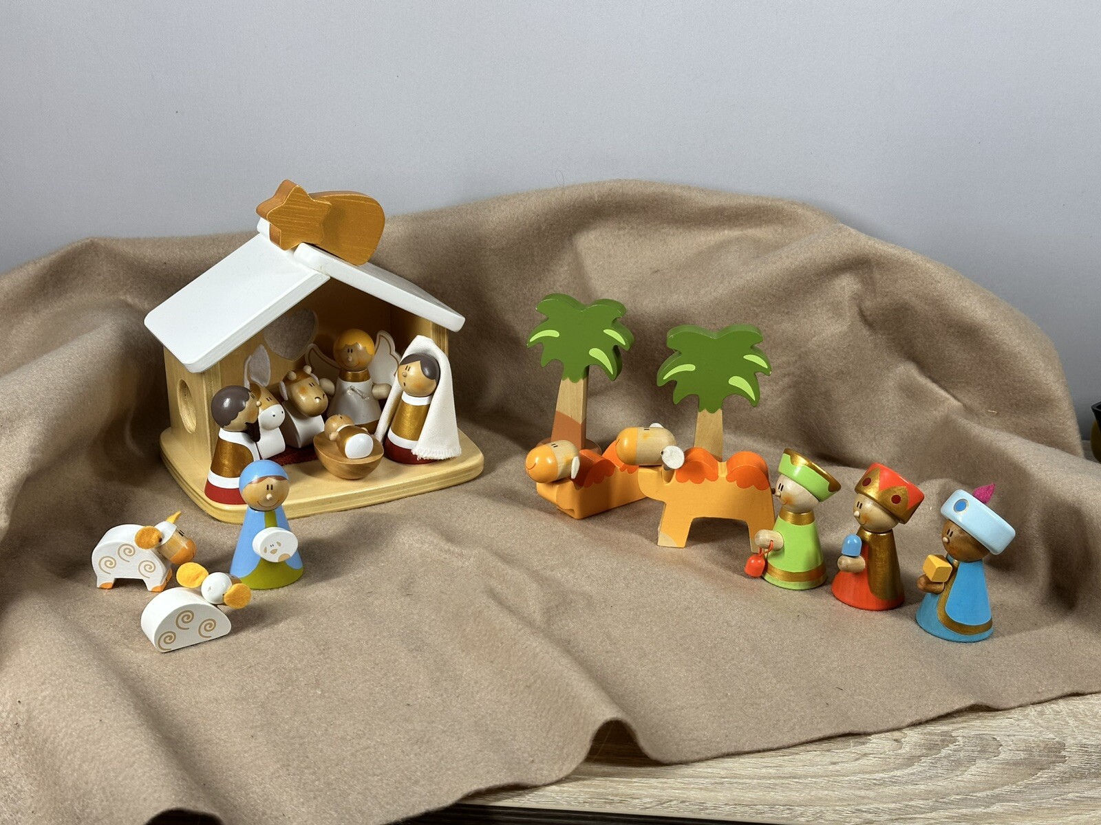 Sevi Weihnachtskrippe neuwertig und hochwertig aus Holz Krippe mit Decke Kinder