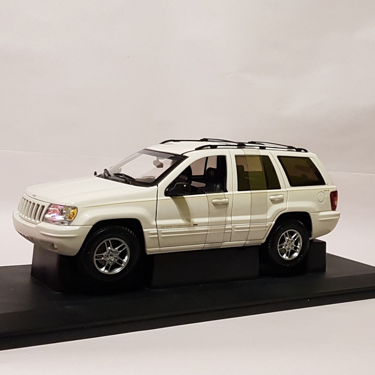 【美品】AUTOart 1/18 Jeep チェロキー 白 箱付 送料込 美品】AUTOart 1/18 Jeep チェロキー 白 箱付 送料込