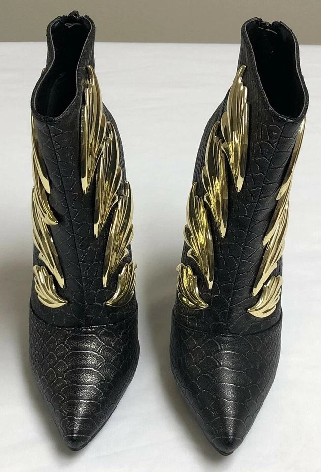 Botines altos puntiagudos Privileged Evolve negros veganos de cuero de serpiente metal ala dorada Foto 4 de 4