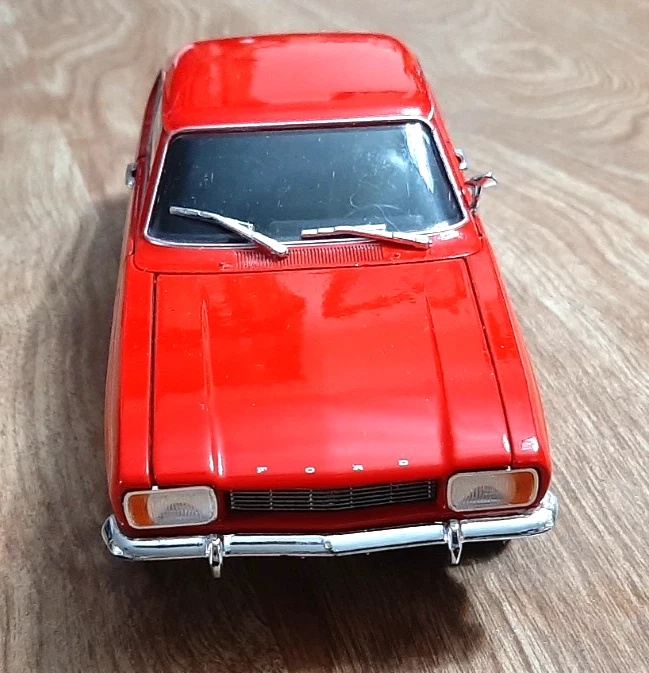 Ford Capri XLR 1600 GT 1969 Welly 1:24 rojo brillante nuevo con pegatinas coleccionables Foto 2 de 4