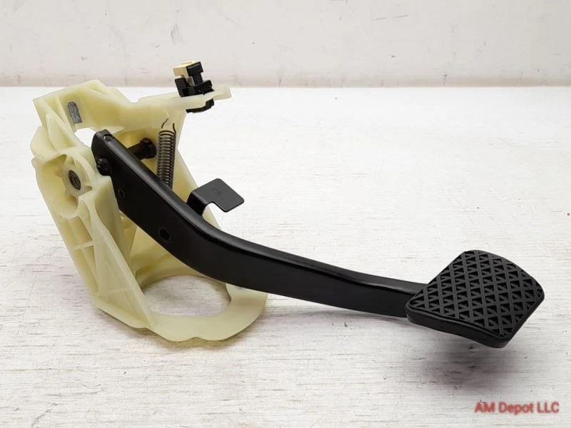 2013 BMW 320i 340i 328i 335i F30 F31 Brake Pedal Assembly 35006860647 6859639 - Image 3 of 4