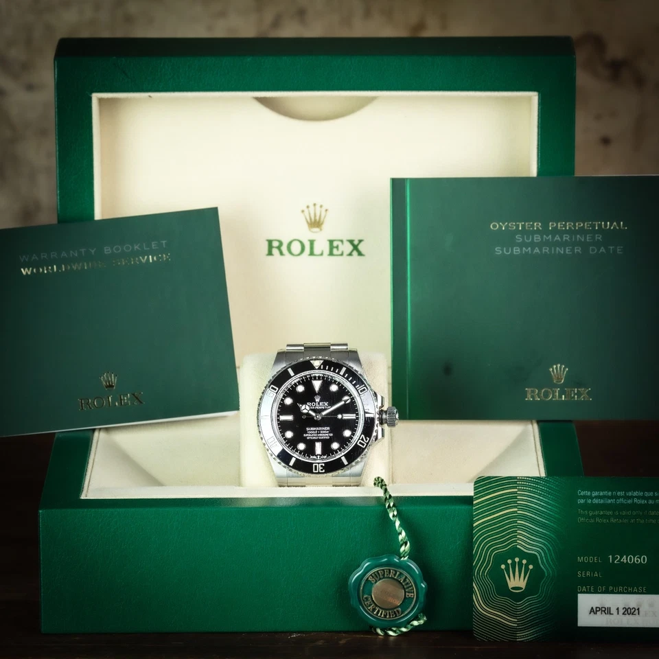 Rolex Submariner Sin Fecha 124060 Pulsera Oyster Plata con Bisel Negro Foto 2 de 4