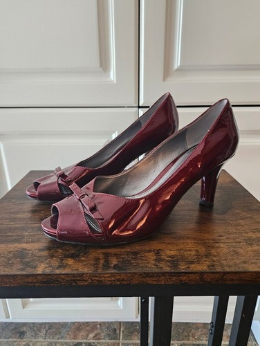Liz Claiborne Fantasia Burgundy Patent Leather Peep-Toe Bow Pumps Kitten Heels