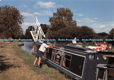 D050870 Llangollen Kanal. Vorbei an Schmalbooten an einer Hubbrücke in der Nähe von Whitchurch.