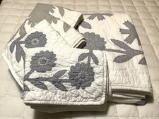 Pottery Barn Queen White & Gray Quilt & 4 Pillow Shams