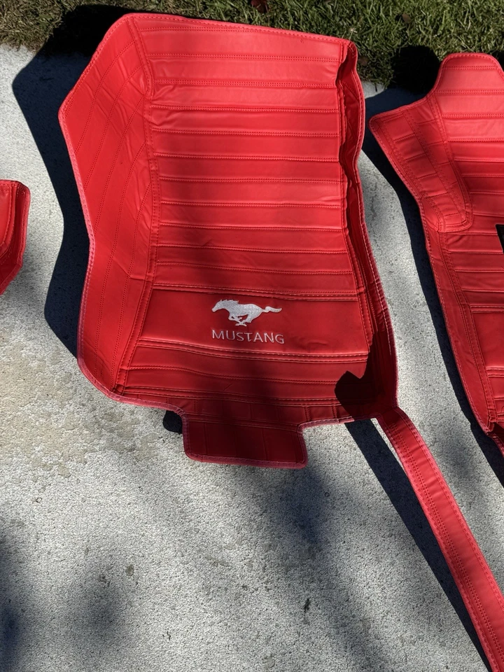 Alfombrillas Ford Mustang Luxury personalizadas bordadas con escudo de león rojo Foto 4 de 4