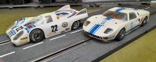 Porsche 917 und Ford GT 40 (White Point) auf Carrera Fahrgestell 124