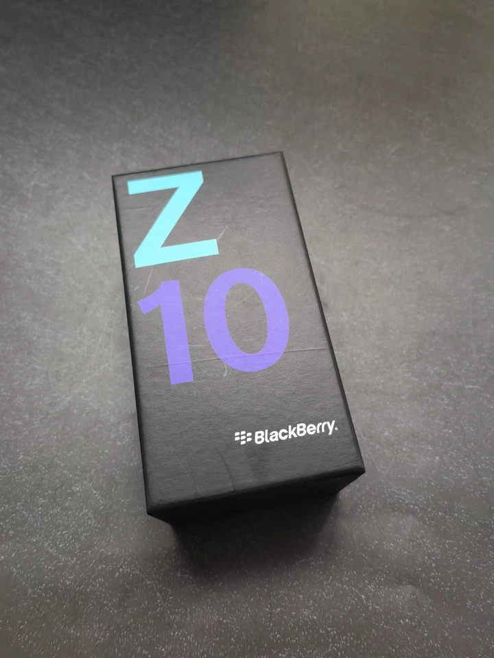 Teléfono celular BlackBerry Z10 (desbloqueado) 4G 16 GB de memoria negro/blanco Foto 3 de 4