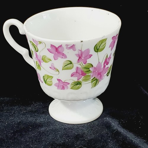 Taza de té y platillo de porcelana de hueso de la década de 1980 violetas flores base con patas Shabby Chic - Imagen 2 de 6