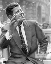SENATOR JOHN F. KENNEDY CAMPAIGNING IN NYC OCTOBER, 1960 - 8X10 PHOTO (BT-784)