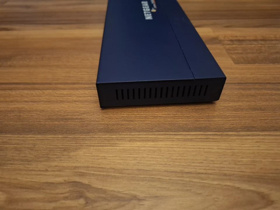 Netgear ProSafe FS108P POE 8port 10/100Mbps Switch w/ PSU - Image 3 of 4