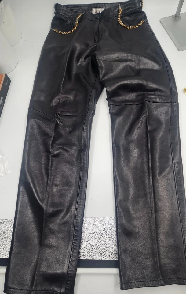 Pantalones para mujer Atelier Tell-Me Paris de cuero negro suave detalle de cadena dorada Francia Foto 2 de 4