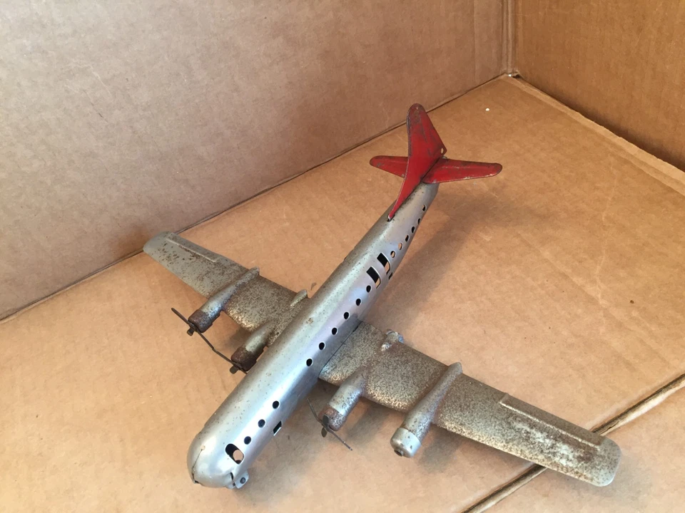 Avión de pasajeros WYANDOTTE STRATOCRUISER VINTAGE AÑOS 40 JUGUETE ACERO PRENSADO ROJO PLATA Foto 4 de 4