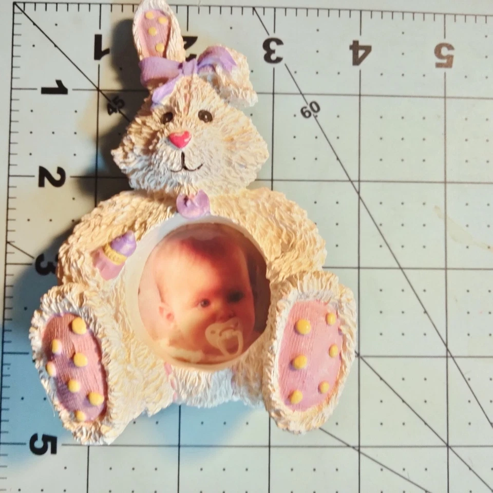 Marco de fotos de conejito de Pascua blanco rosa caballete de habitación de bebé foto trasera Foto 3 de 4