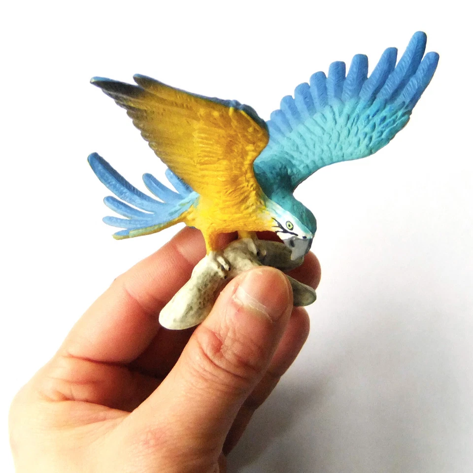 Estatuilla de terrario de jardín de hadas pájaro realista loro amarillo azul guacamayo volador Foto 4 de 4