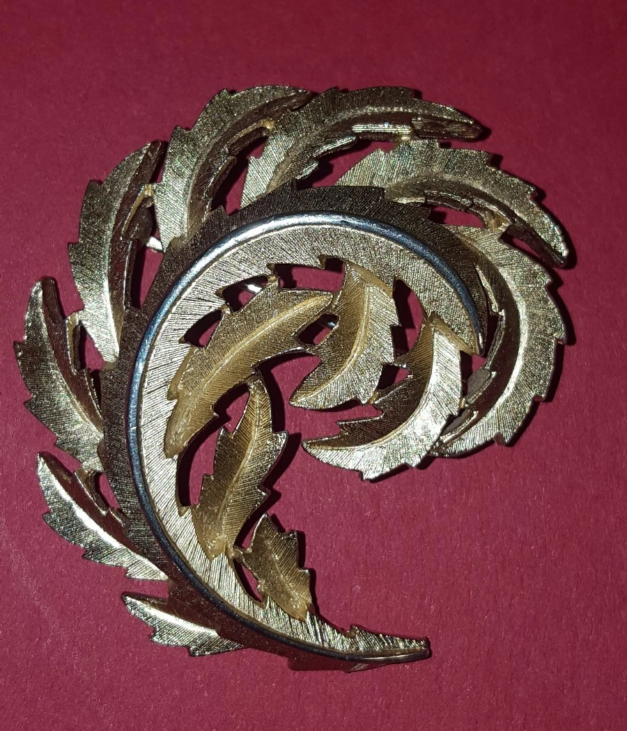 VINTAGE GOLDTONE TRIFARI LEAF BROOCH CROWN STAMP ON BACK. 5CM X 5CM EXC. COND