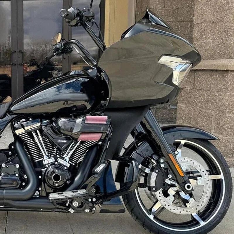 Soportes de carenado lateral negro brillante aptos para Harley CVO Road Glide 2024. Foto 4 de 4