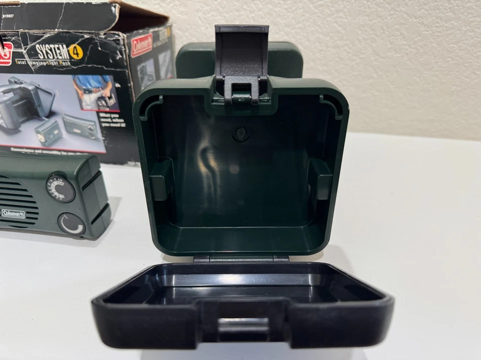 Coleman System 4 комплект осветительных приборов для кемпинга — фонарь, фонарик, радио — модель 5352–700 Вт - Изображение 3 из 4