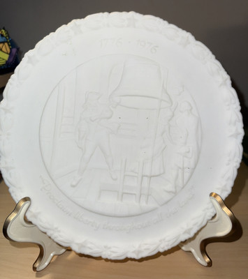 Vintage Fenton ''Proclaim Liberty Throughout all the Land'' Milk Glass Plate U195