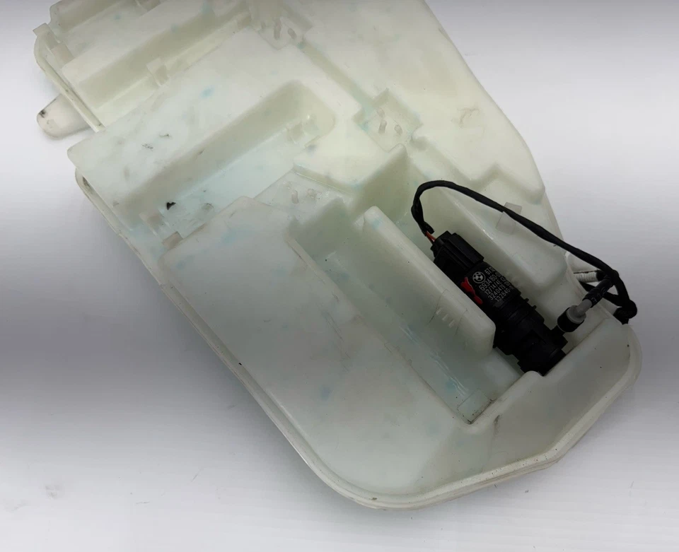 2011-2016 BMW F10 528I 535I 550I WINDSHIELD WASHER RESERVOIR TANK BOTTLE OEM — 第 3/4 张图片