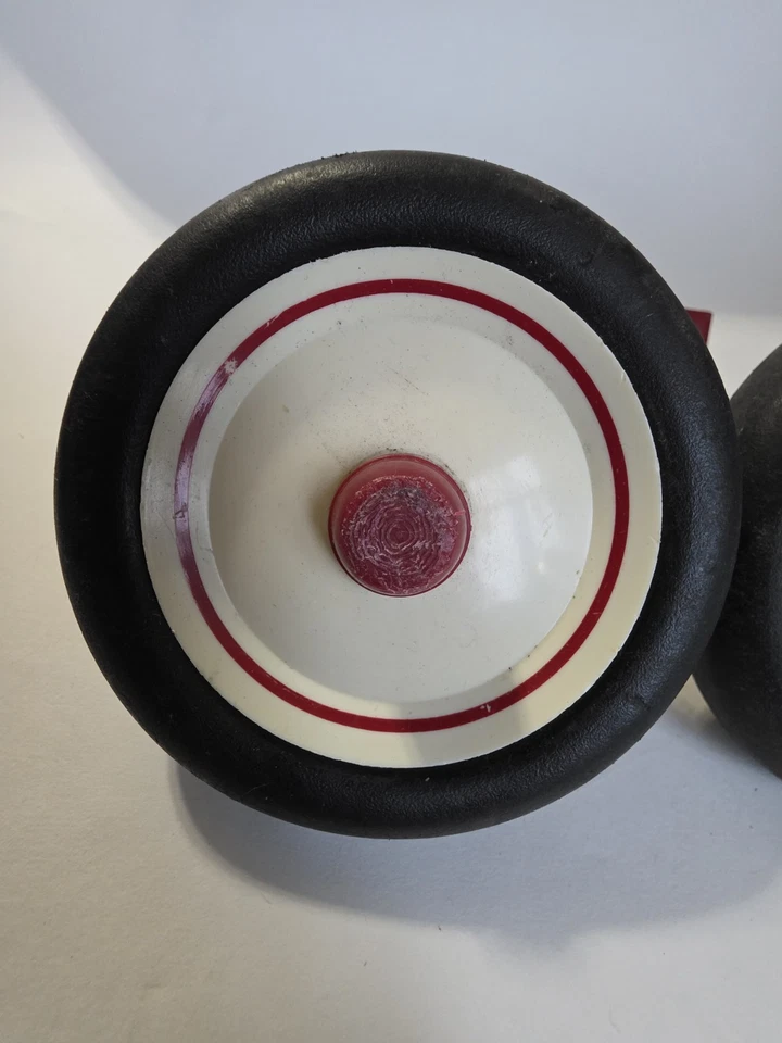 Rodas de triciclo vintage vermelhas - Imagem 2 de 4